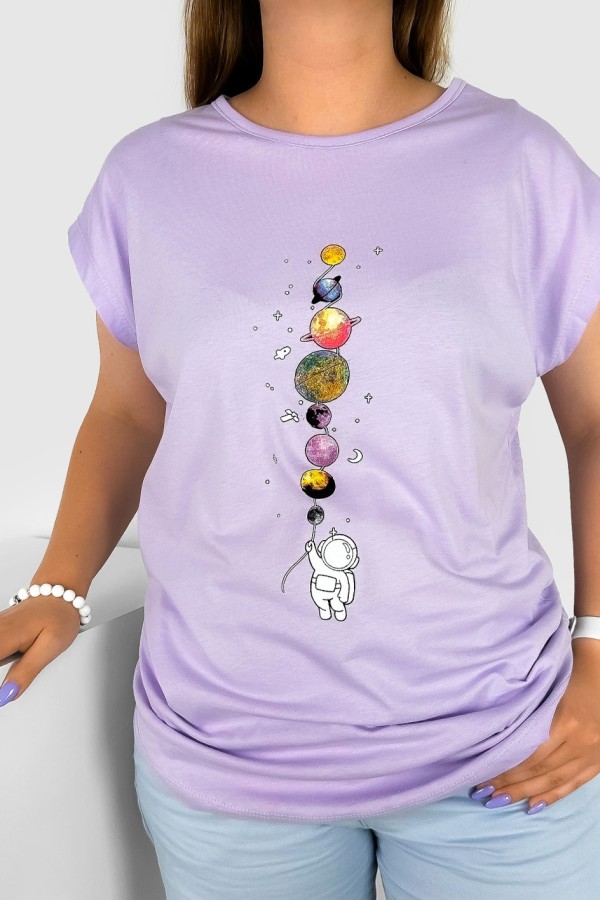 T-shirt damski w kolorze lila fiolet nadruk planety astronauta kosmos 1