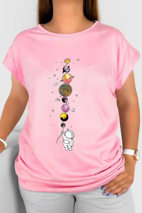 T-shirt damski w kolorze jasnego różu nadruk planety astronauta kosmos