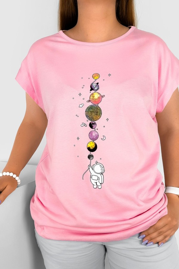 T-shirt damski w kolorze jasnego różu nadruk planety astronauta kosmos 1