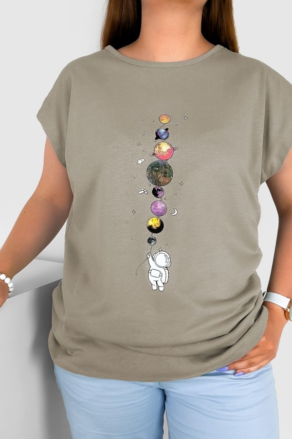 T-shirt damski w kolorze beżowym nadruk planety astronauta kosmos 1