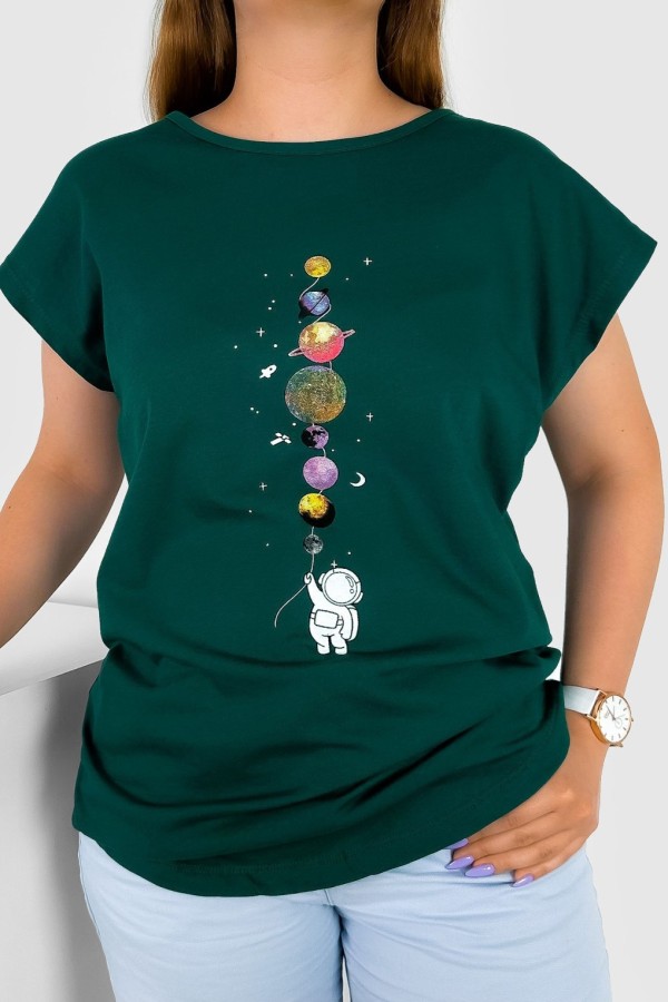 T-shirt damski w kolorze butelkowej zieleni nadruk planety astronauta kosmos