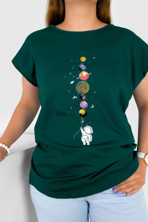 T-shirt damski w kolorze butelkowej zieleni nadruk planety astronauta kosmos 1