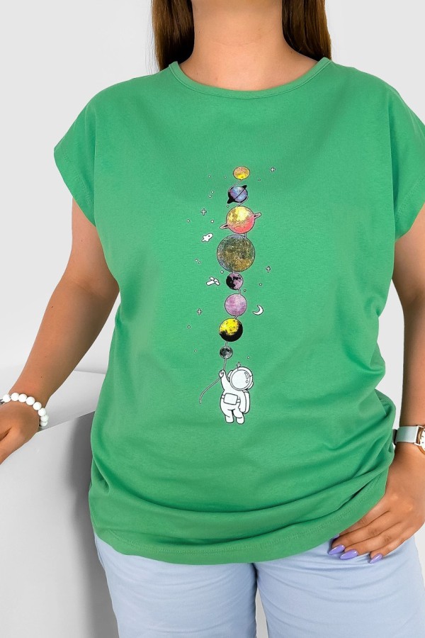 T-shirt damski w kolorze zielonym nadruk planety astronauta kosmos 1