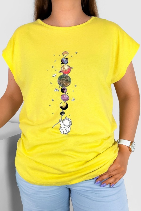 T-shirt damski w kolorze żółtym nadruk planety astronauta kosmos