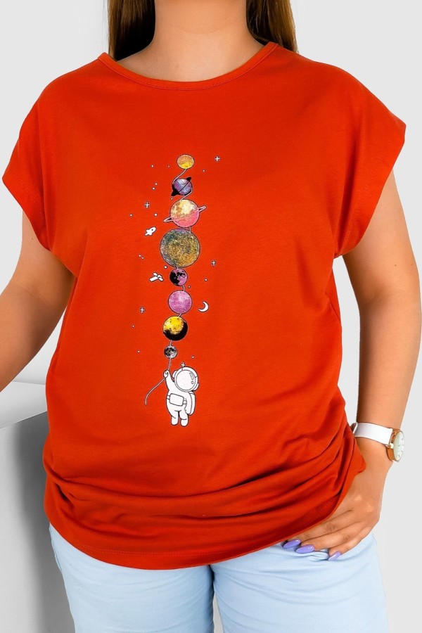 T-shirt damski w kolorze ceglastym nadruk planety astronauta kosmos 2