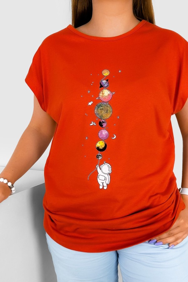 T-shirt damski w kolorze ceglastym nadruk planety astronauta kosmos 1
