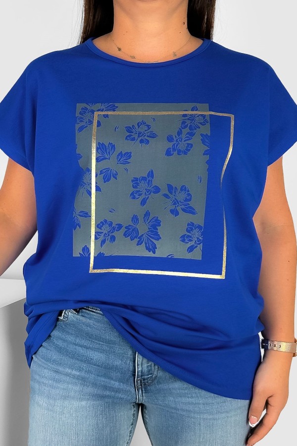Nietoperz T-shirt damski plus size w kolorze kobaltowym kwiaty ramka Meggi