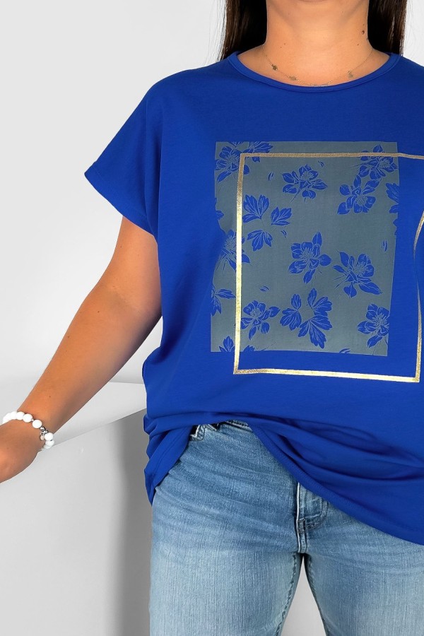 Nietoperz T-shirt damski plus size w kolorze kobaltowym kwiaty ramka Meggi 1