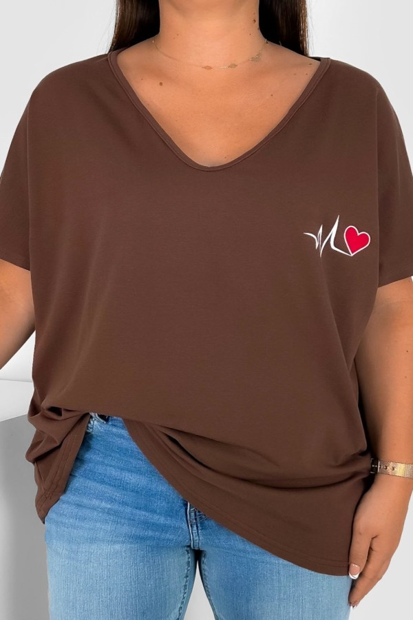 Bluzka damska T-shirt plus size w kolorze brązowym print linia życia serduszko