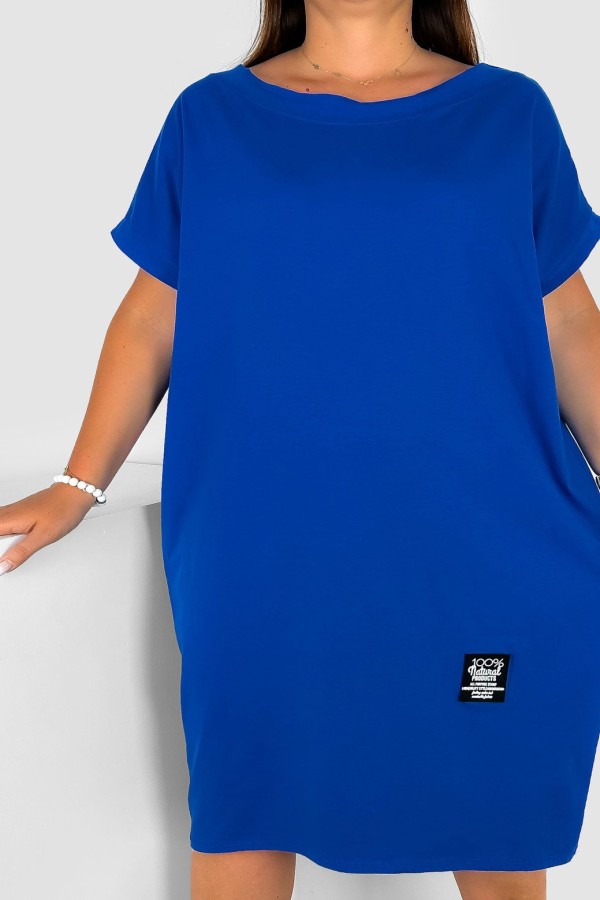 Sukienka plus size w kolorze kobaltowym z krótkim rękawem naszywka Bonita 1