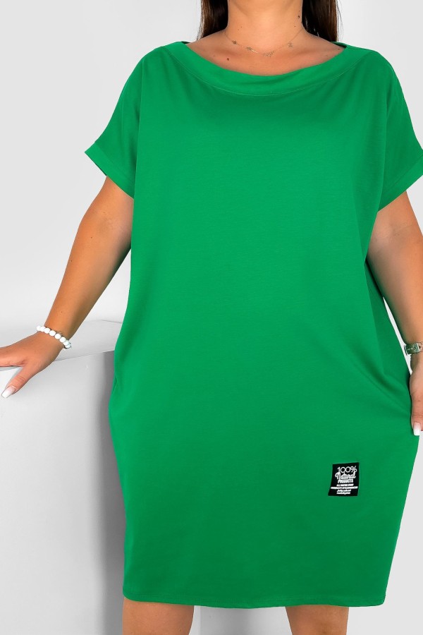 Sukienka plus size w kolorze zielonym z krótkim rękawem naszywka Bonita 1