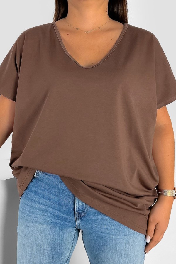 T-shirt damski plus size gładki w kolorze kakaowym dekolt w serek V-neck FOXI 2