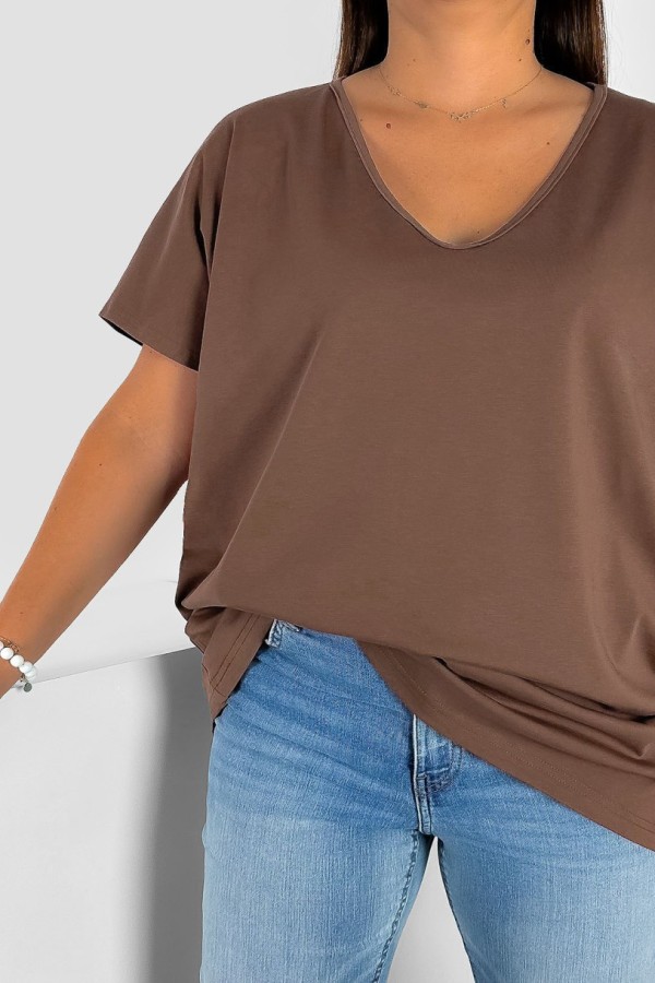T-shirt damski plus size gładki w kolorze kakaowym dekolt w serek V-neck FOXI 1