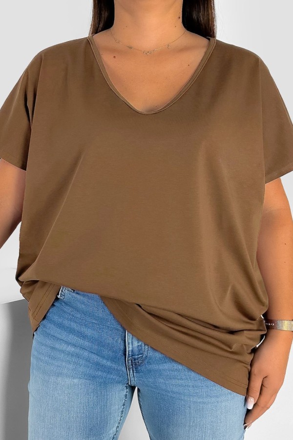 T-shirt damski plus size gładki w kolorze jasnobrązowym dekolt w serek V-neck FOXI