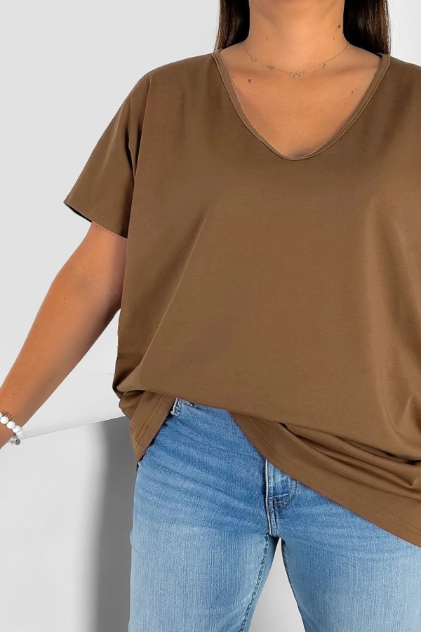 T-shirt damski plus size gładki w kolorze jasnobrązowym dekolt w serek V-neck FOXI 1