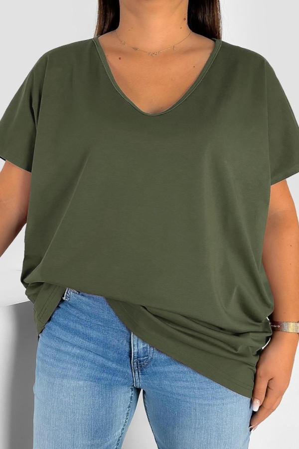 T-shirt damski plus size gładki w kolorze khaki dekolt w serek V-neck FOXI 2