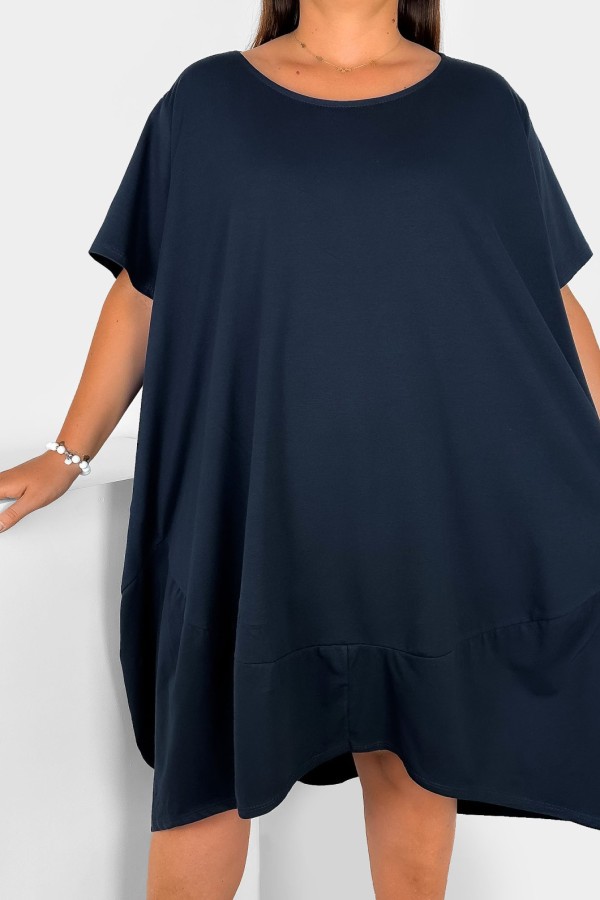 MEGA oversize sukienka plus size w kolorze granatowym z przeszyciami dłuższy tył Rima 1