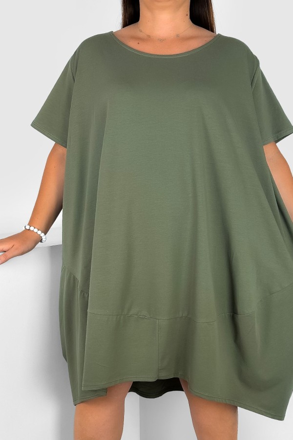 MEGA oversize sukienka plus size w kolorze khaki z przeszyciami dłuższy tył Rima 1