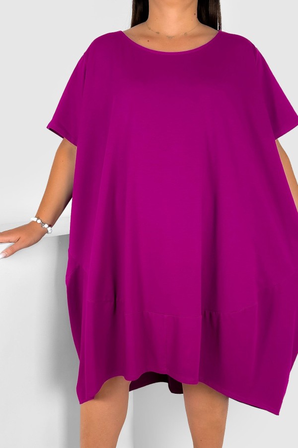 MEGA oversize sukienka plus size w kolorze magenta z przeszyciami dłuższy tył Rima 1