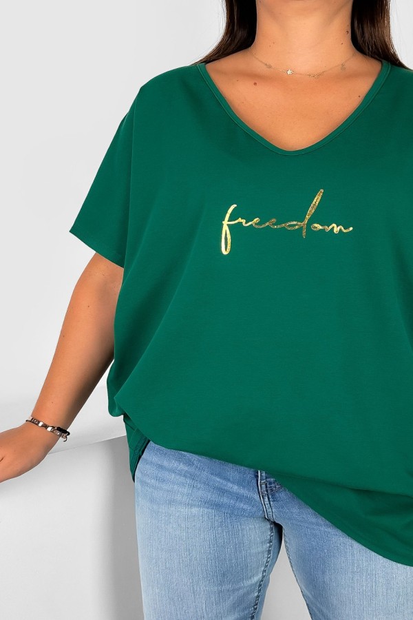 Bluzka damska T-shirt plus size w kolorze butelkowym złoty napis Freedom 1