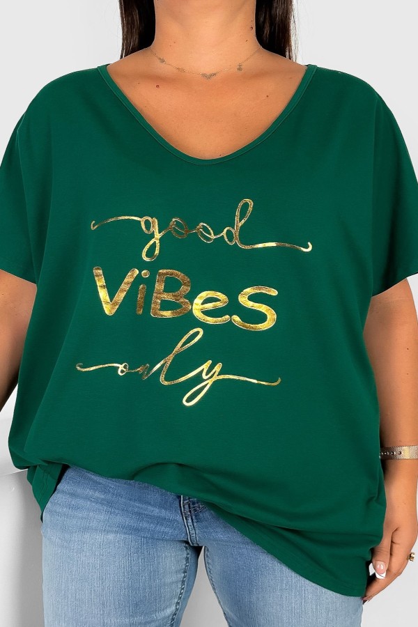 Bluzka damska T-shirt plus size w kolorze butelkowym złoty napis Good vibes only 2