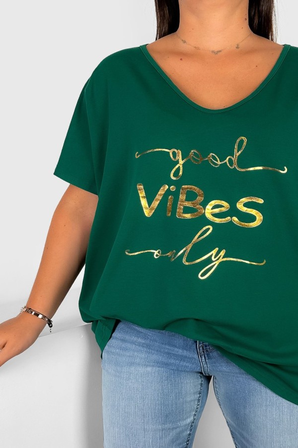 Bluzka damska T-shirt plus size w kolorze butelkowym złoty napis Good vibes only 1