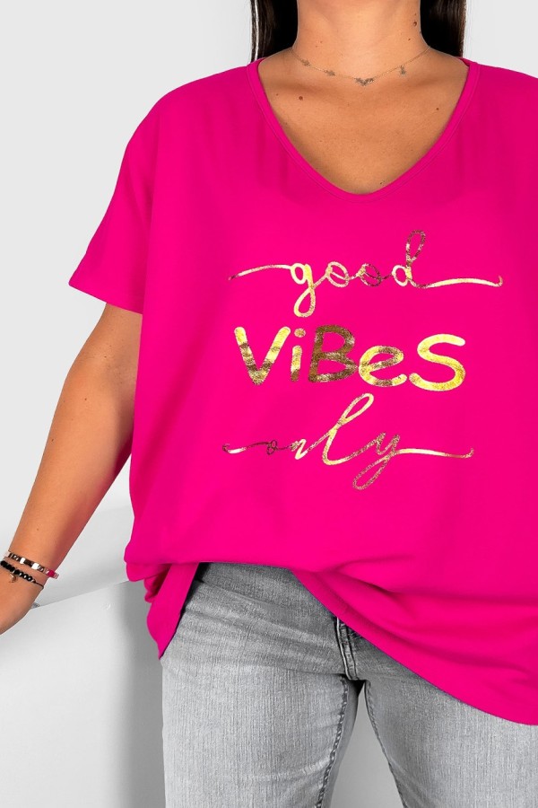 Bluzka damska T-shirt plus size w kolorze fuksji złoty napis Good vibes only 1