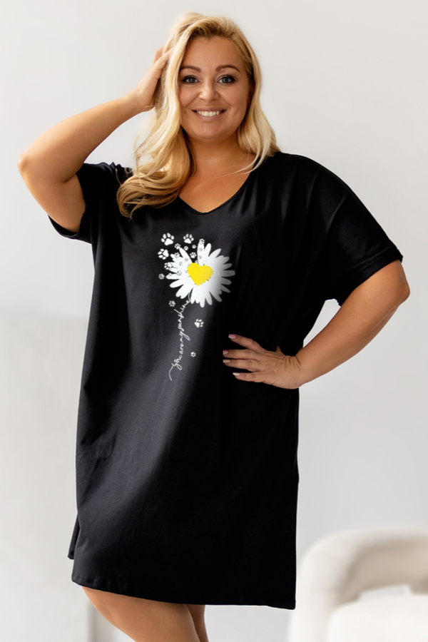 Koszula nocna plus size Comfy w kolorze czarnym stokrotka łapki Beti 1