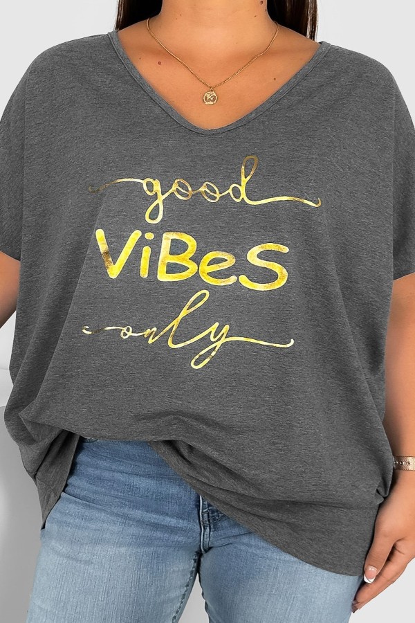 Bluzka damska T-shirt plus size w kolorze grafitowy melanż złoty napis Good vibes only 2