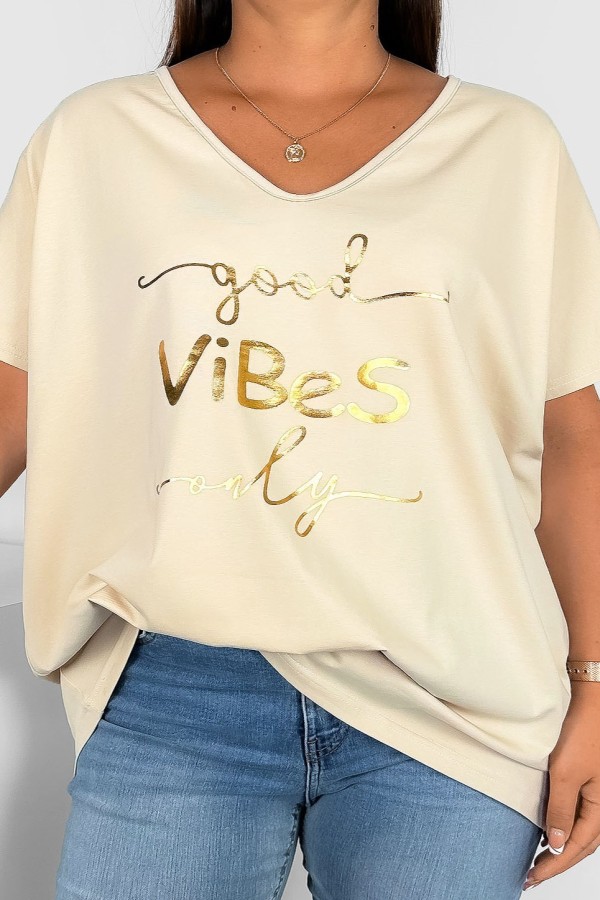 Bluzka damska T-shirt plus size w kolorze jasnobeżowym złoty napis Good vibes only 2