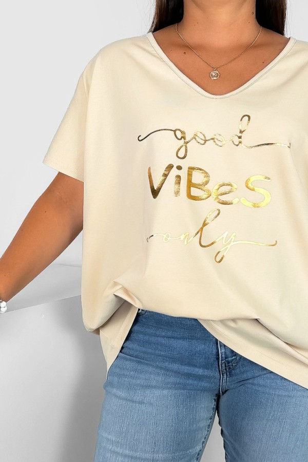 Bluzka damska T-shirt plus size w kolorze jasnobeżowym złoty napis Good vibes only 1