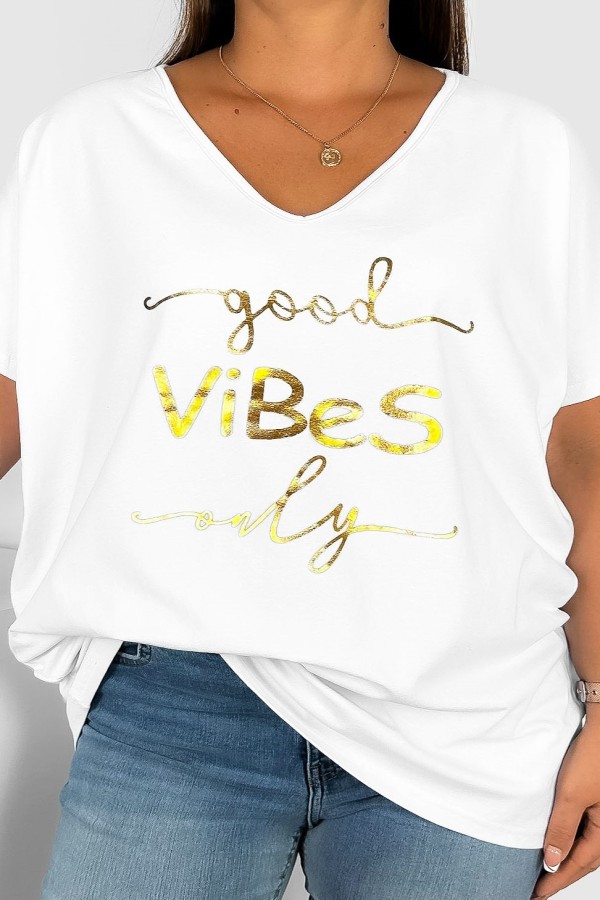 Bluzka damska T-shirt plus size w kolorze białym złoty napis Good vibes only 2