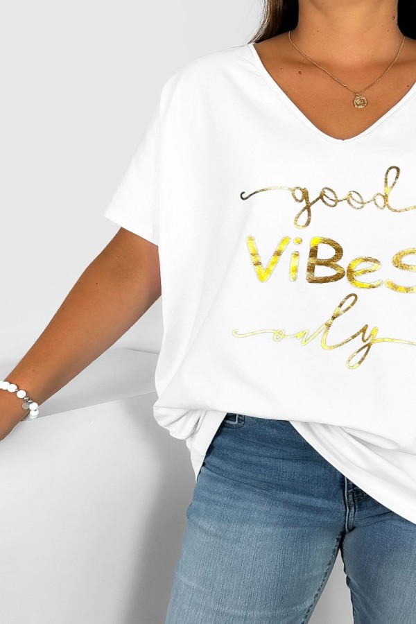 Bluzka damska T-shirt plus size w kolorze białym złoty napis Good vibes only 1