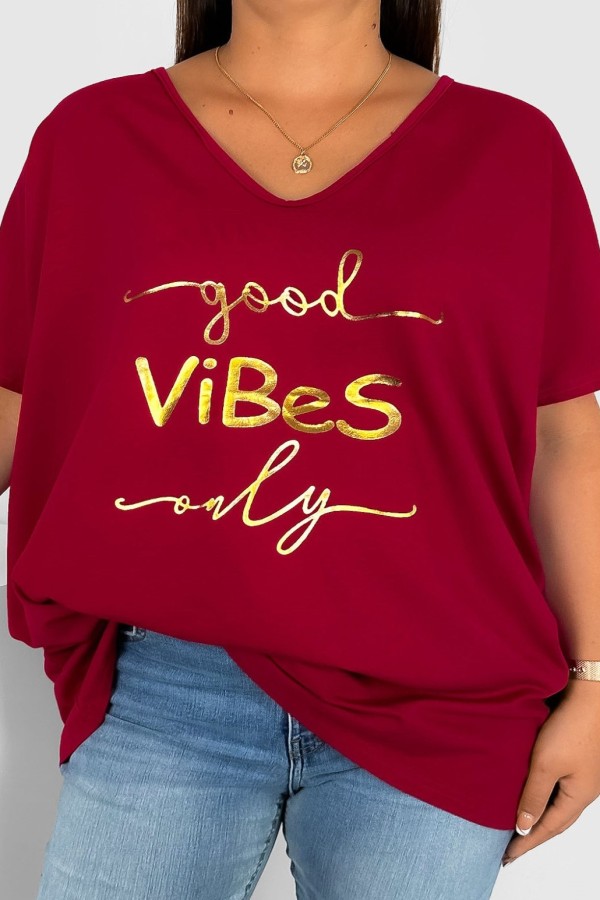 Bluzka damska T-shirt plus size w kolorze bordowym złoty napis Good vibes only 2