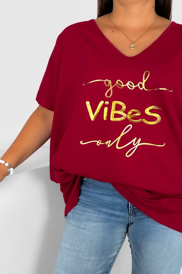 Bluzka damska T-shirt plus size w kolorze bordowym złoty napis Good vibes only 1