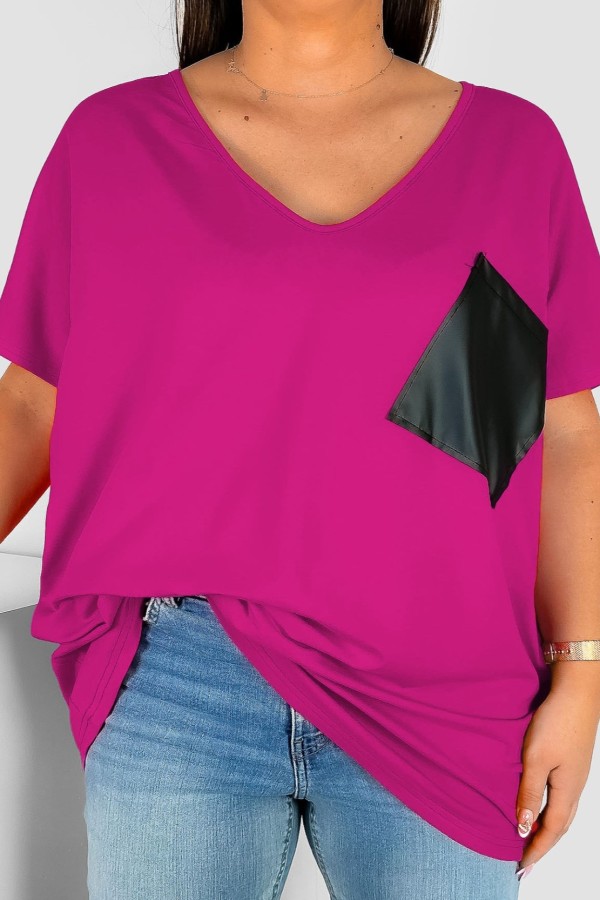 T-shirt damski plus size w kolorze magenta dekolt w serek V-neck skórzana kieszeń