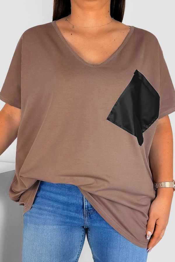 T-shirt damski plus size w kolorze cappuccino dekolt w serek V-neck skórzana kieszeń