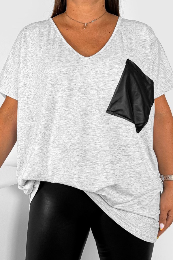 T-shirt damski plus size w kolorze szarego melanżu dekolt w serek V-neck skórzana kieszeń