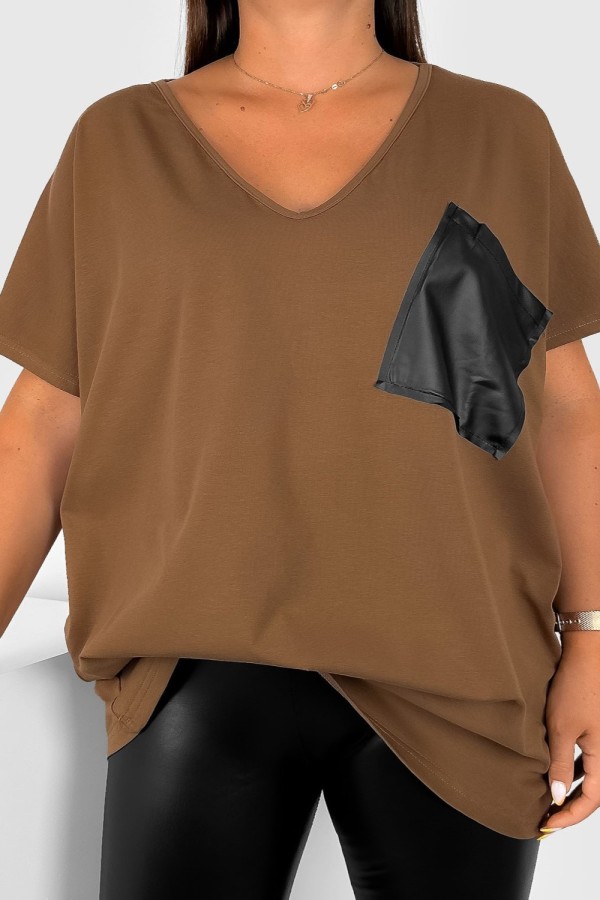 T-shirt damski plus size w kolorze jasnego brązu dekolt w serek V-neck skórzana kieszeń