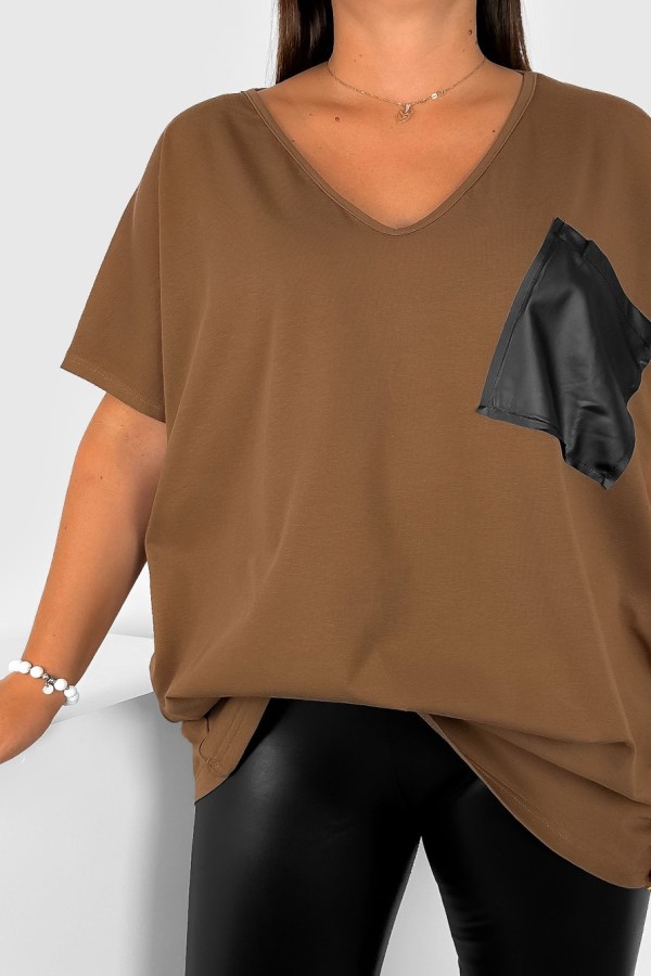 T-shirt damski plus size w kolorze jasnego brązu dekolt w serek V-neck skórzana kieszeń 1