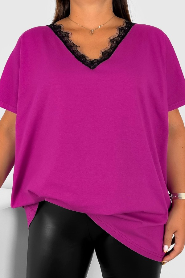 Bluzka damska plus size w kolorze magenta koronkowy dekolt w serek Akira