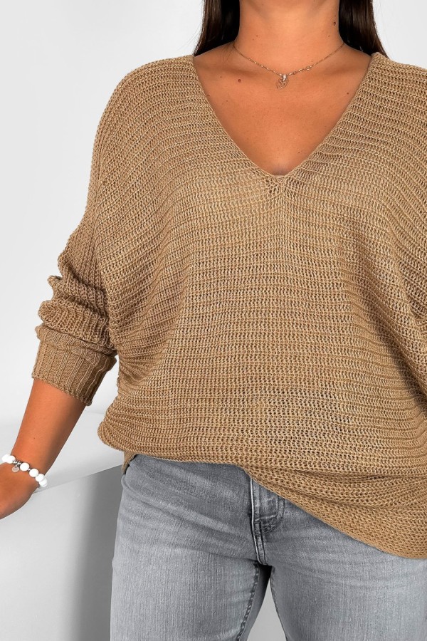 Lekki sweter plus size w kolorze latte beż nietoperz dekolt w serek Zeus 1