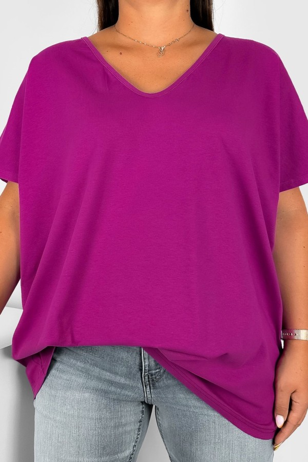 T-shirt damski plus size gładki w kolorze magenta dekolt w serek V-neck FOXI