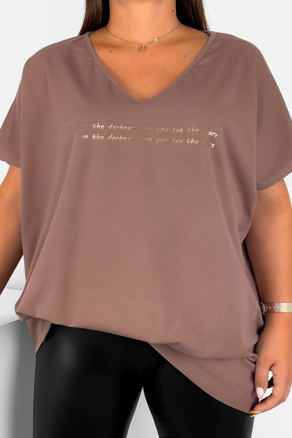 T-shirt damski plus size w kolorze cappuccino dekolt w serek V-neck złote napisy Stars