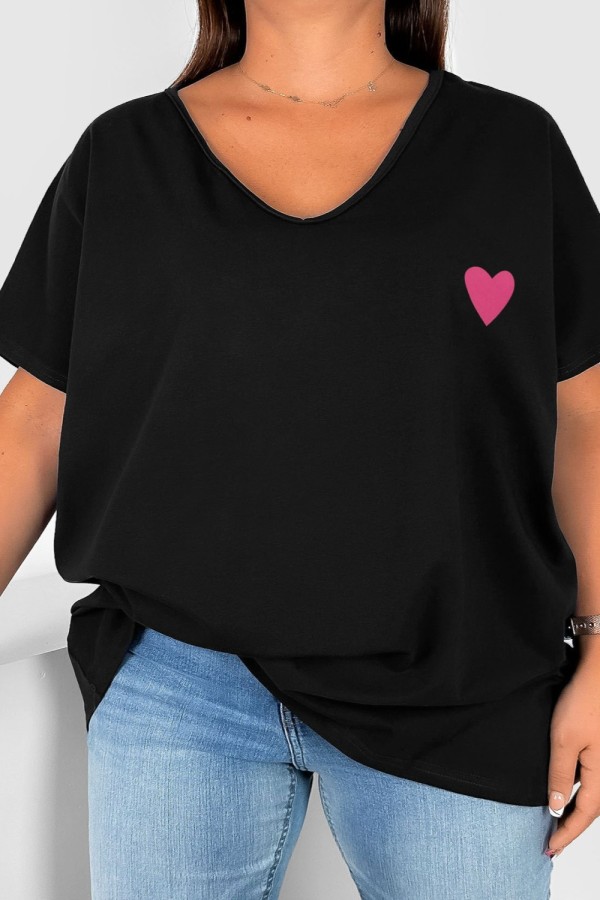 T-shirt damski plus size w kolorze czarnym dekolt w serek V-neck nadruk pink serduszko Elleni