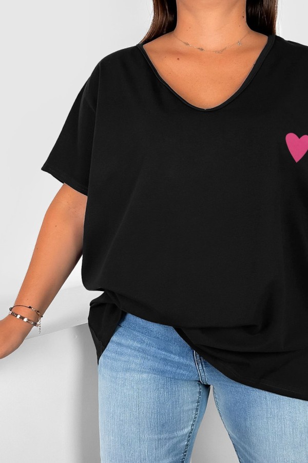 T-shirt damski plus size w kolorze czarnym dekolt w serek V-neck nadruk pink serduszko Elleni 1