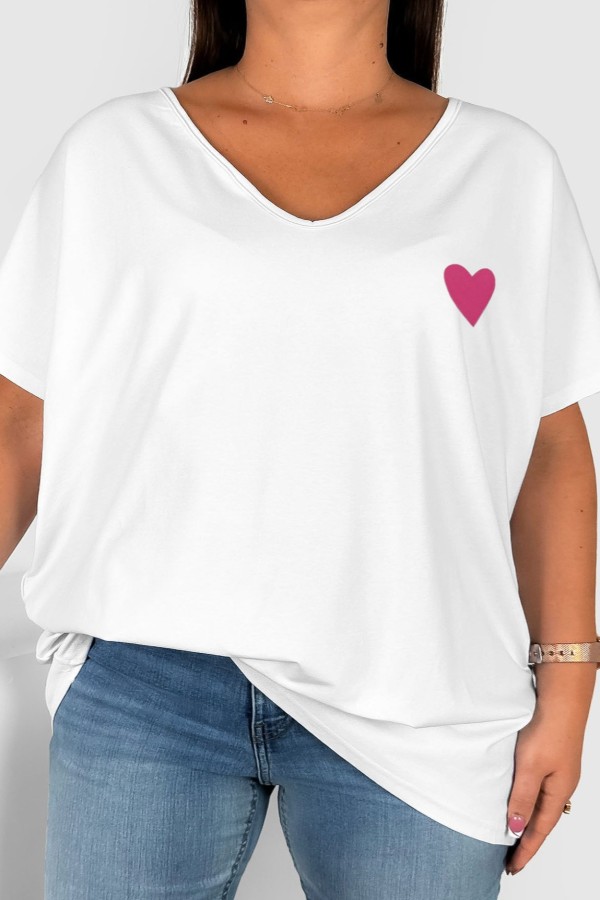 T-shirt damski plus size w kolorze białym dekolt w serek V-neck nadruk pink serduszko Elleni 2