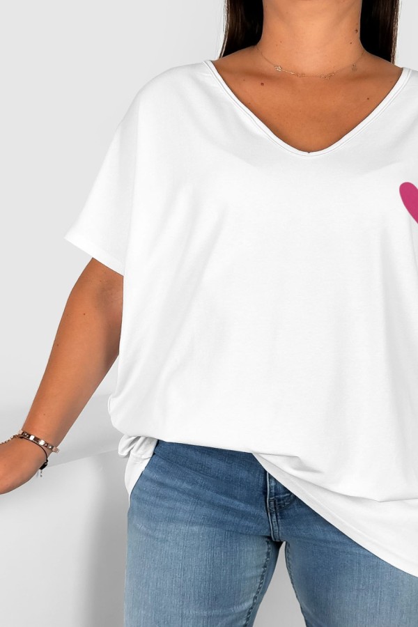 T-shirt damski plus size w kolorze białym dekolt w serek V-neck nadruk pink serduszko Elleni 1