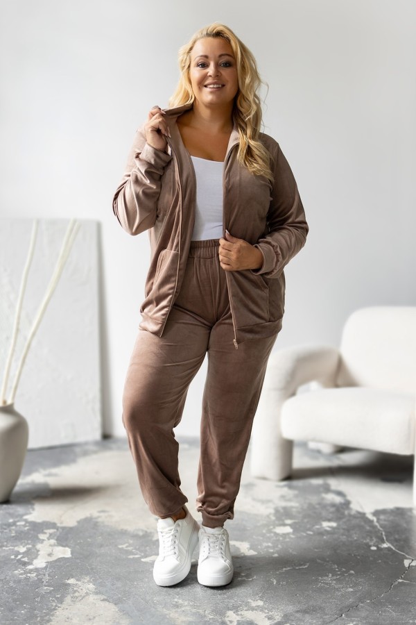 Welurowy dres damski plus size w kolorze cappucino komplet spodnie i bluza na zamek Bogna 3