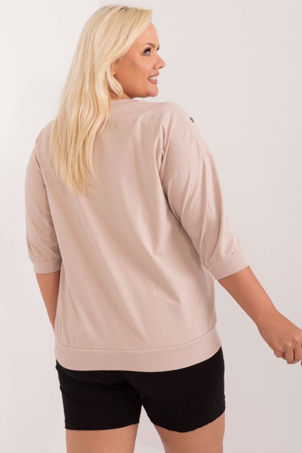 Lekka bluza damska plus size w kolorze beżowym rękaw 3/4 ozdobne guziki napisy Karina 3